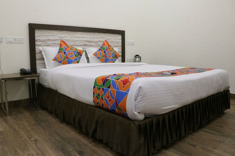 Hotel S.r Residency