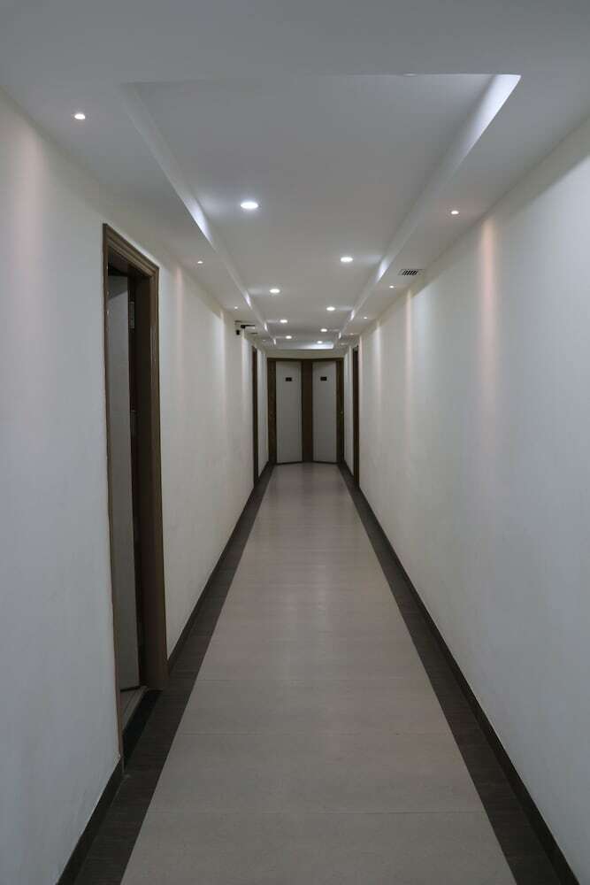 Hotel S.r Residency