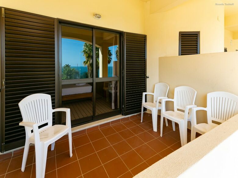 A15- Cliffside Beach Apartment By Dreamalgarve