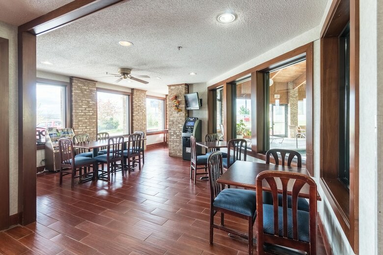 Hotel Q Express Inn & Suites