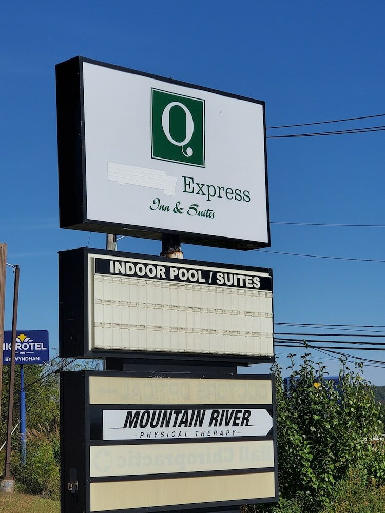 Hotel Q Express Inn & Suites