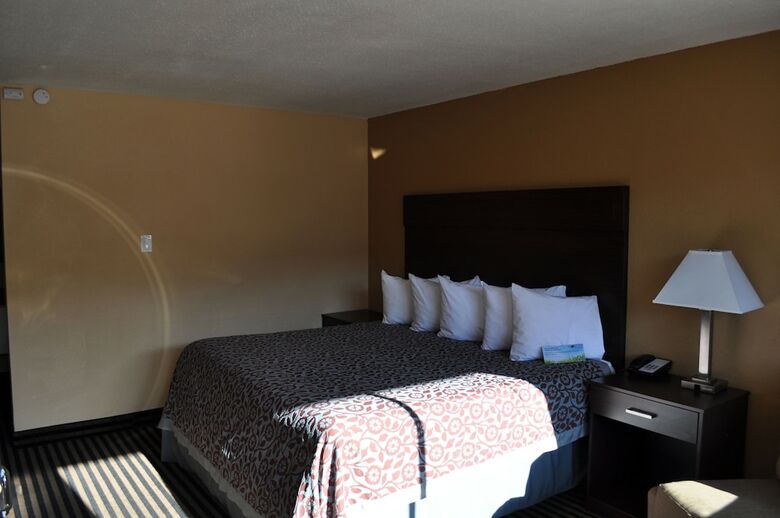 Evergreen Hotel & Suites
