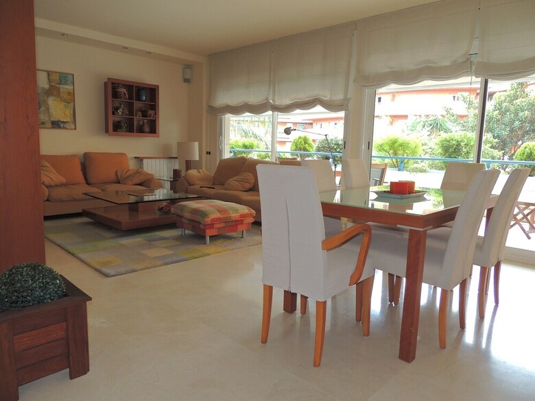 Deluxe Apartment By The Beach