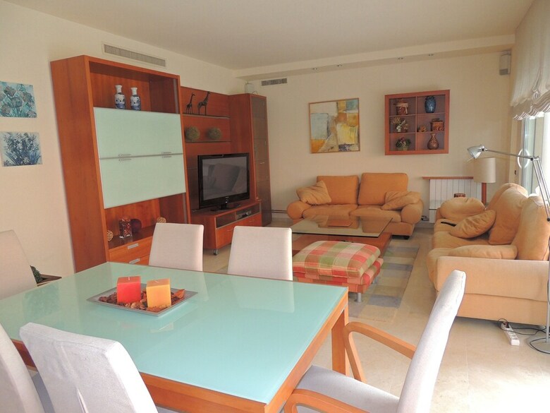Deluxe Apartment By The Beach