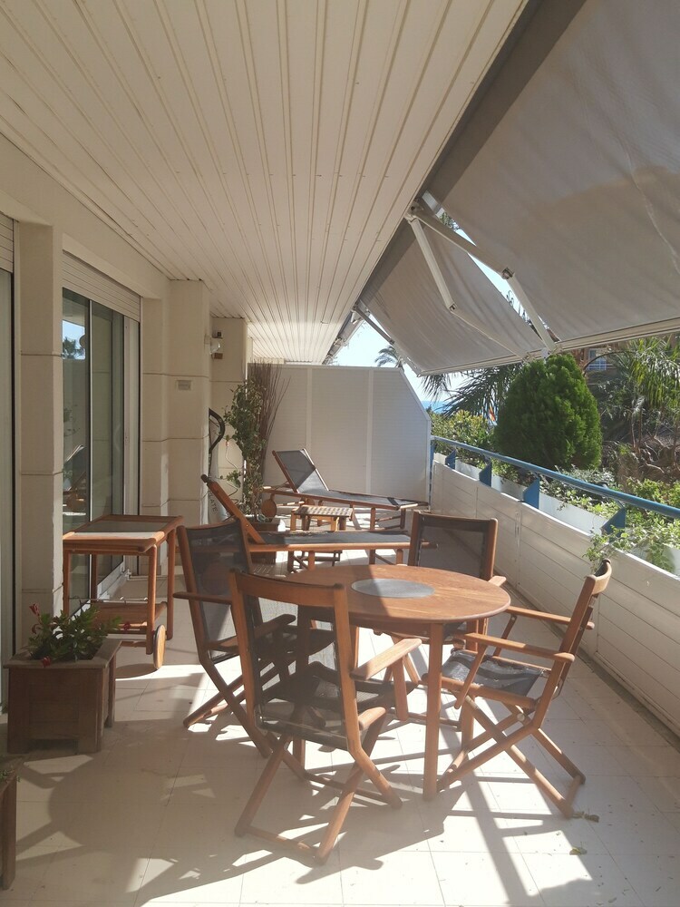 Deluxe Apartment By The Beach