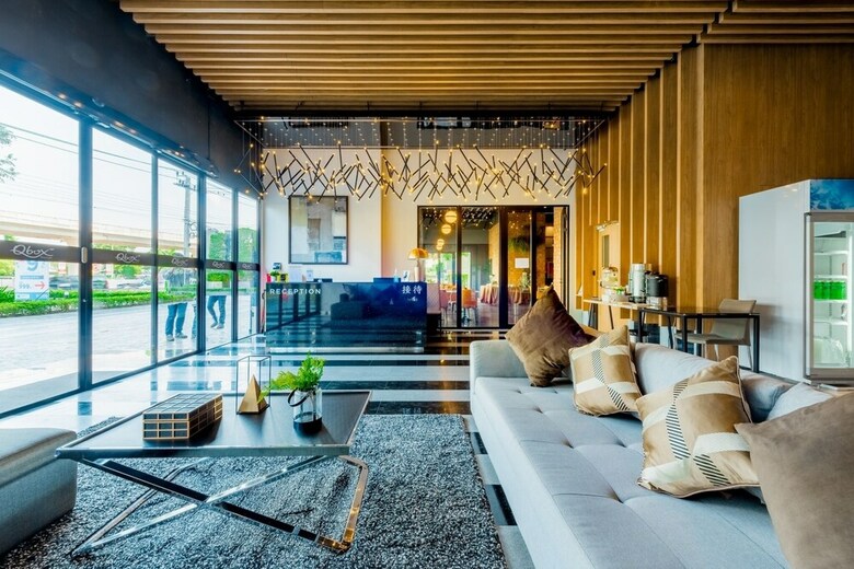 Q-box Hotel Bangkok Blossom