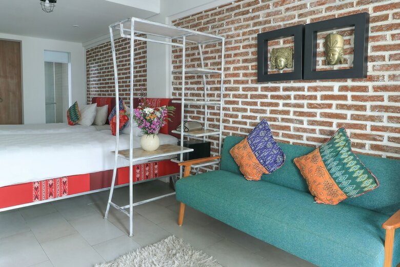 Hostal Base Guesthouse And Hostel