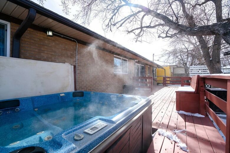 The Meadowlark Manor Spacious Backyard + Hot Tub