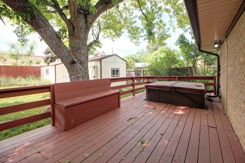 The Meadowlark Manor Spacious Backyard + Hot Tub