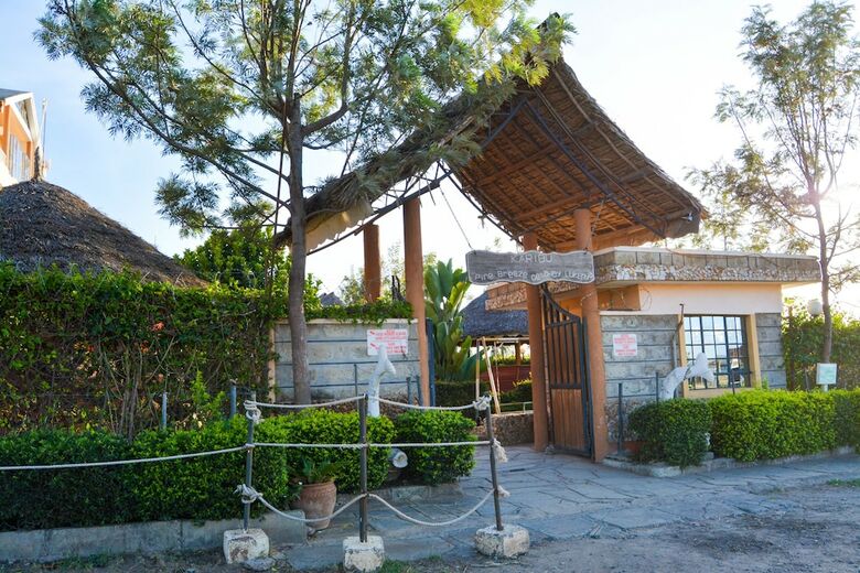 Hotel Pine Breeze Getaway Lukenya