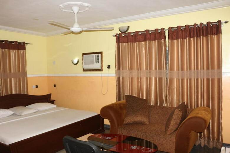 Lifeline Hotel And Suites