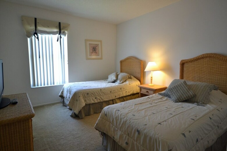 Hampton Lakes 215840