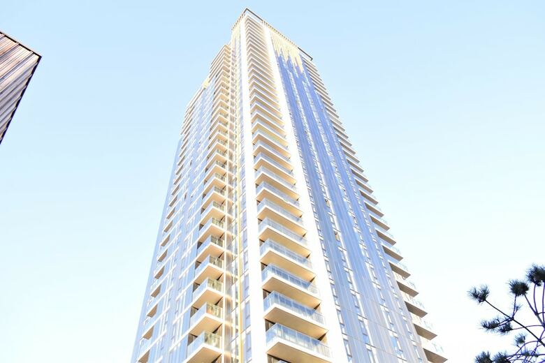 Apartamentos Modern Highrise 1 Bedroom Flat With Balcony