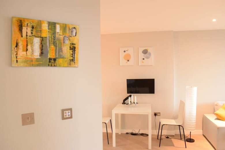 Apartamentos Modern Highrise 1 Bedroom Flat With Balcony