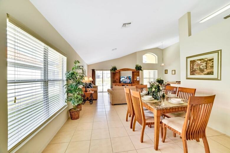4 Br Pool Home With Spa In Aviana
