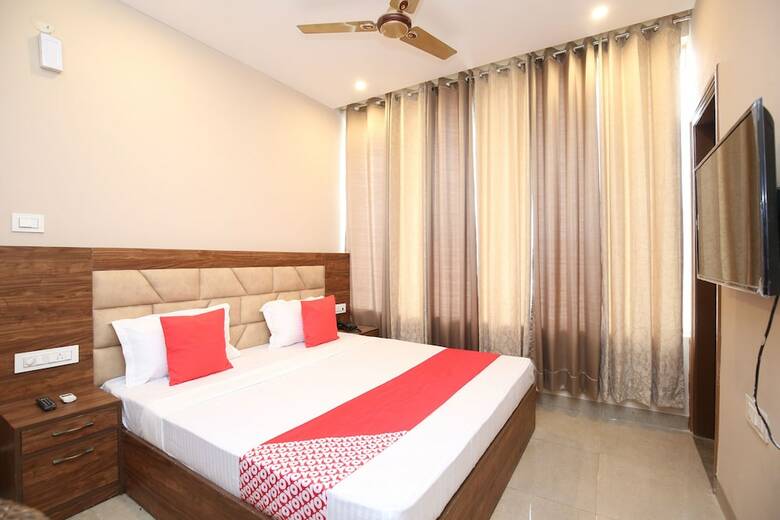 Oyo 27743 Hotel Platina