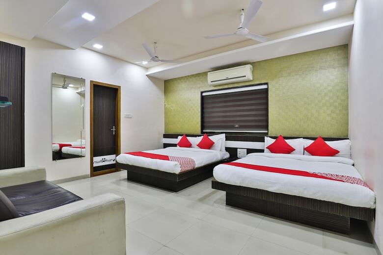 Hotel Oyo 27662 Varma Palace