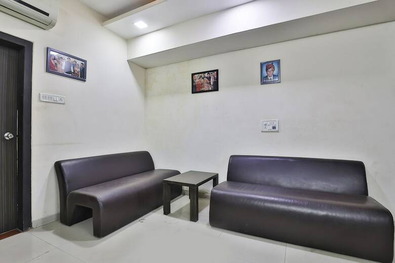 Hotel Oyo 27662 Varma Palace