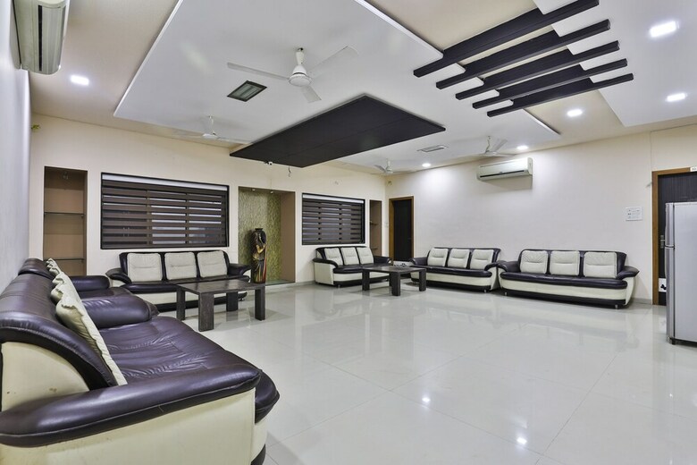 Hotel Oyo 27662 Varma Palace