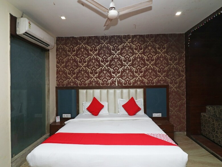 Oyo 23595 Hotel Tajway Inn
