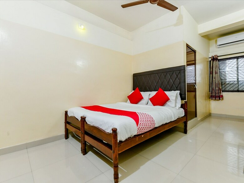 Oyo 23115 Hotel Saravana