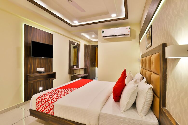 Oyo 19501 Hotel Silver Palace