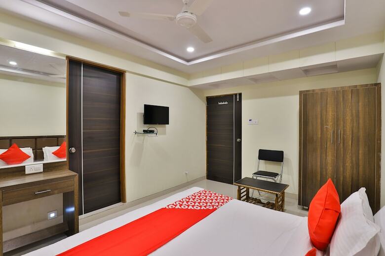 Hotel Oyo 15229 Radhe Residency
