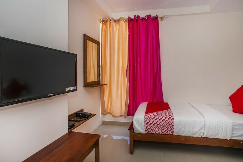 Oyo 22490 Hotel Paradise Inn