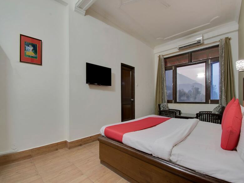 Oyo 26837 Hotel White House