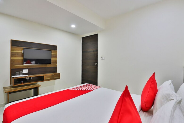 Oyo 25009 Hotel Crystal