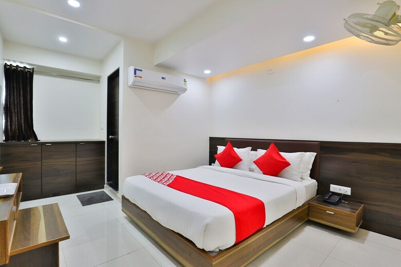 Oyo 25009 Hotel Crystal
