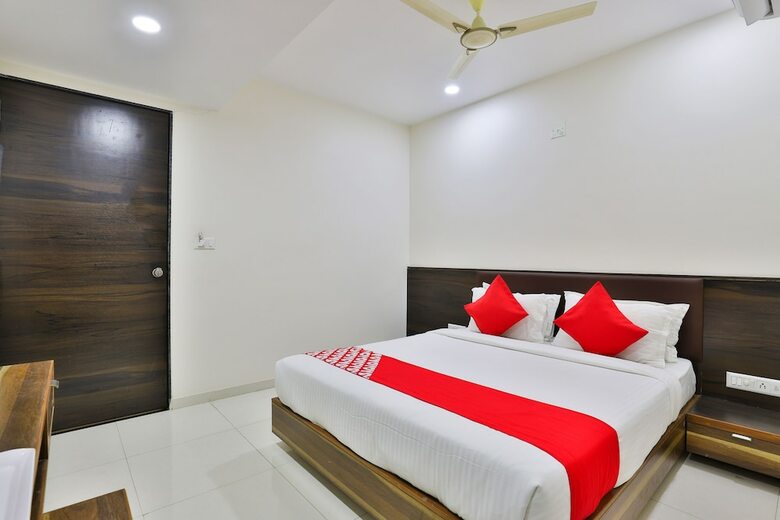 Oyo 25009 Hotel Crystal