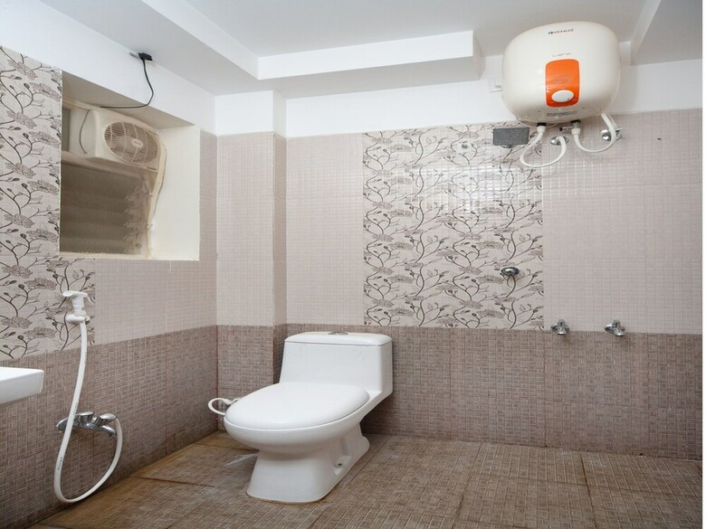 Hotel Oyo 16595 Famous Residency