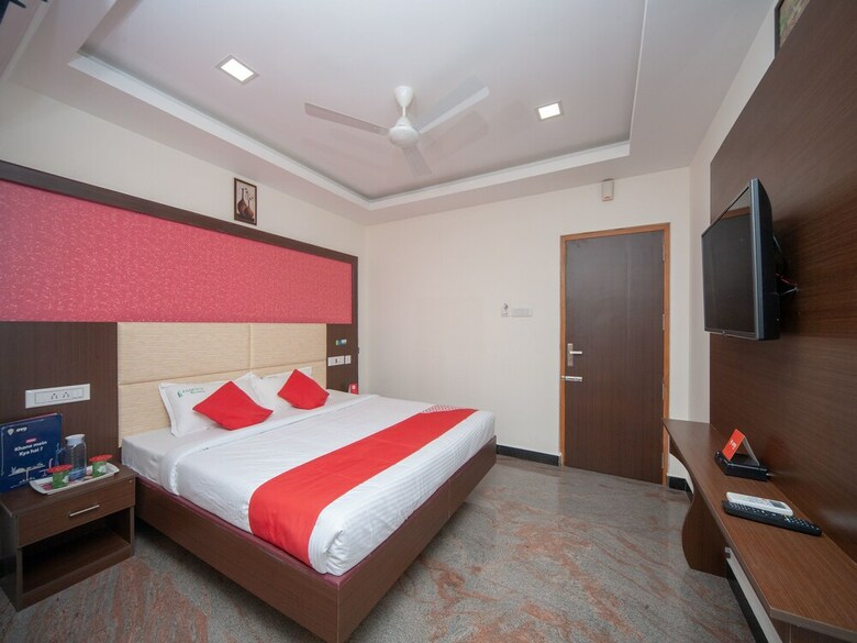 Hotel Oyo 16595 Famous Residency