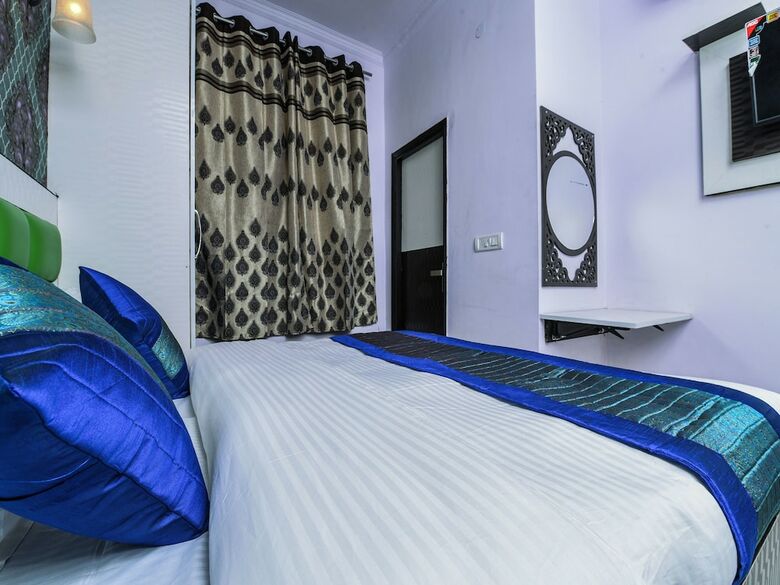 Oyo 15764 Hotel Akash Continental