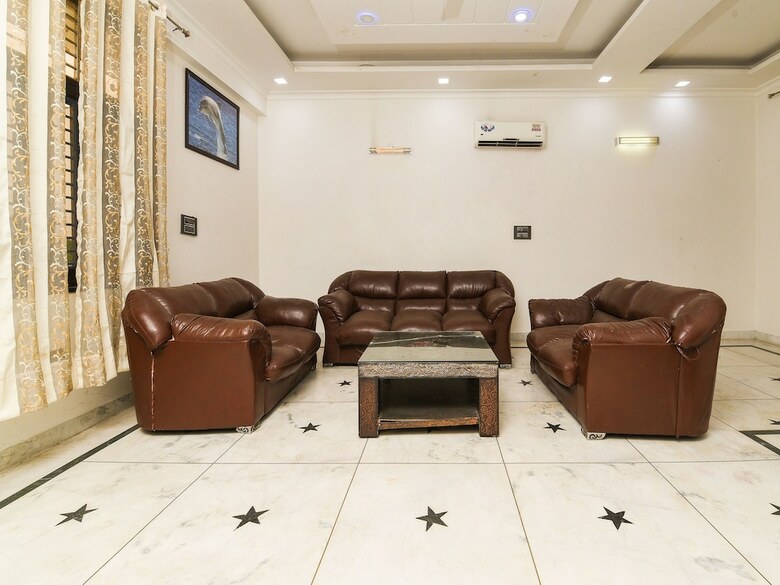 Hotel Oyo 15407 Home Feeling Accomodation