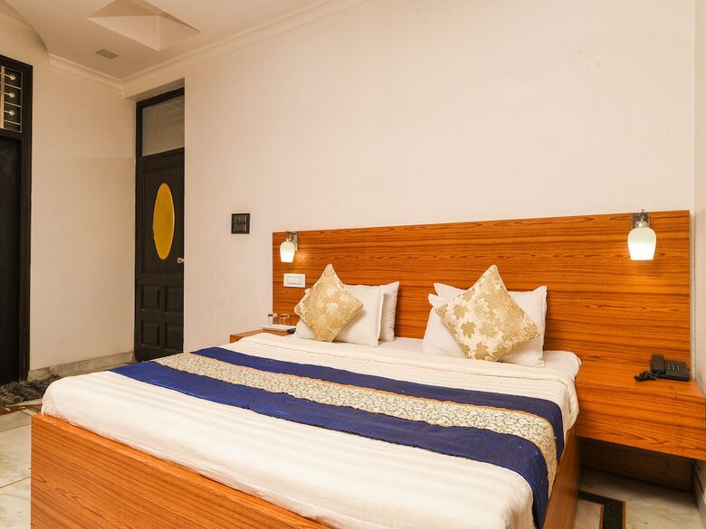 Hotel Oyo 15407 Home Feeling Accomodation