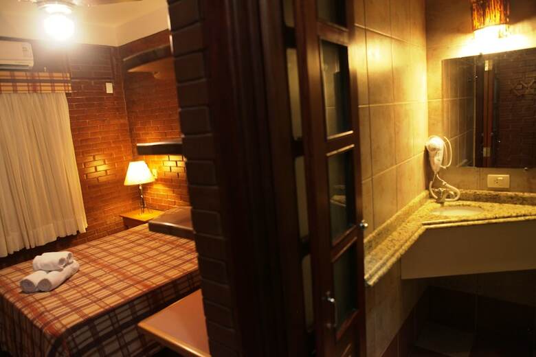 Hotel Pir� Mi�na