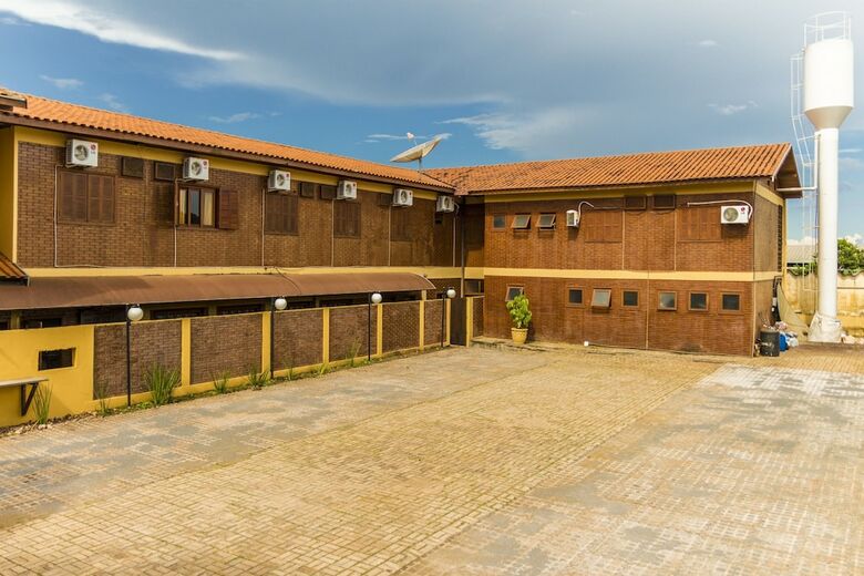 Hotel Pir� Mi�na