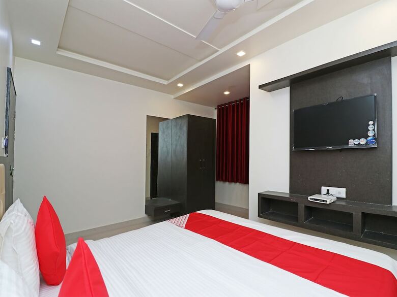 Oyo 22979 Saffron Hotel