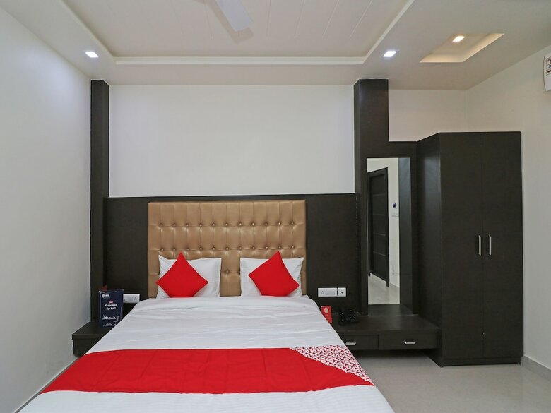 Oyo 22979 Saffron Hotel