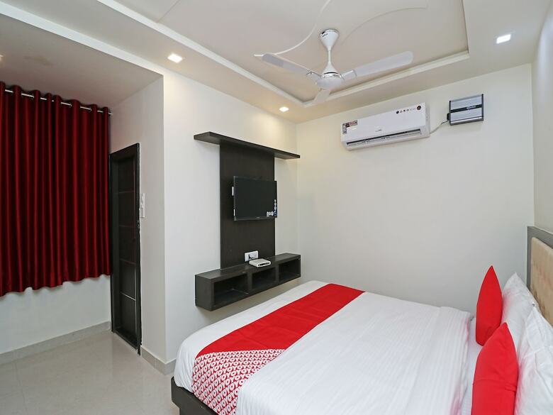 Oyo 22979 Saffron Hotel