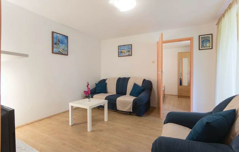 Apartment 758