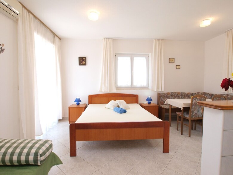 Apartment 72