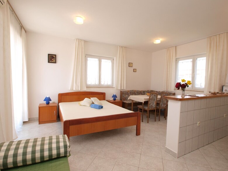 Apartment 72