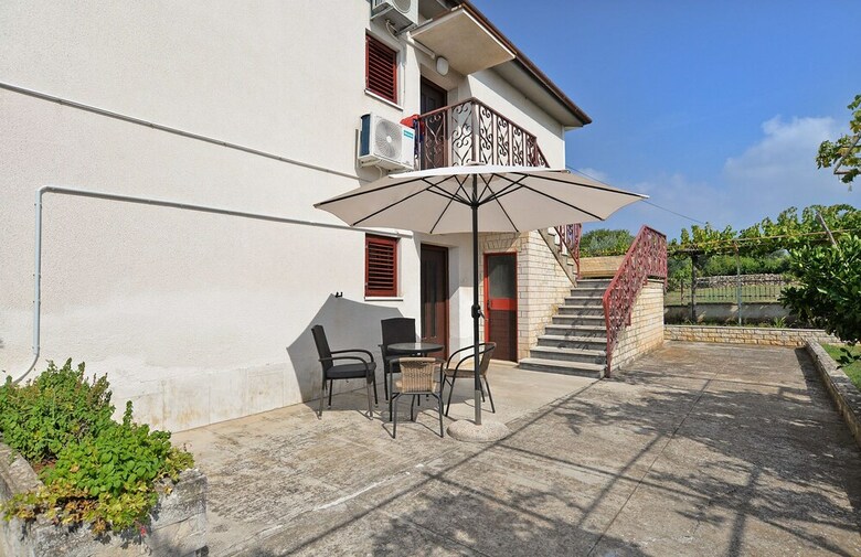 Apartment 684