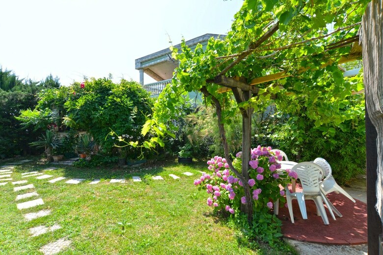 Apartment 498