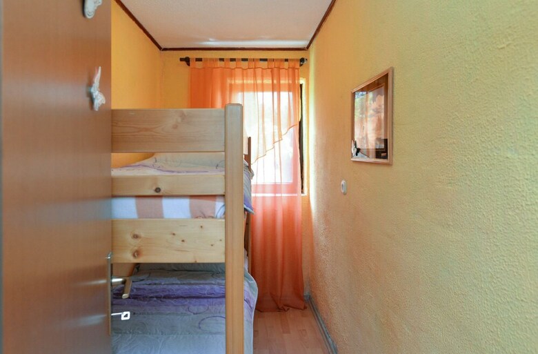 Apartment 498