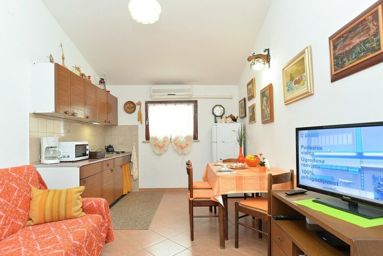 Apartment 522