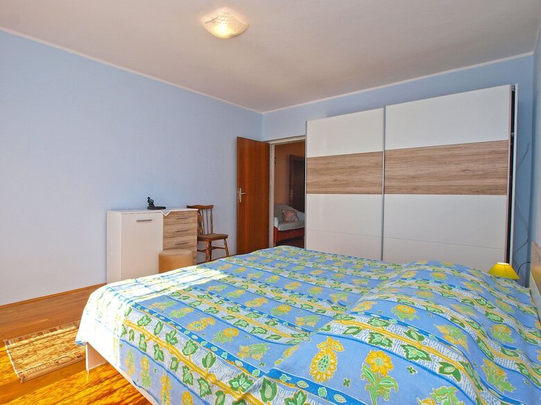 Apartment 757